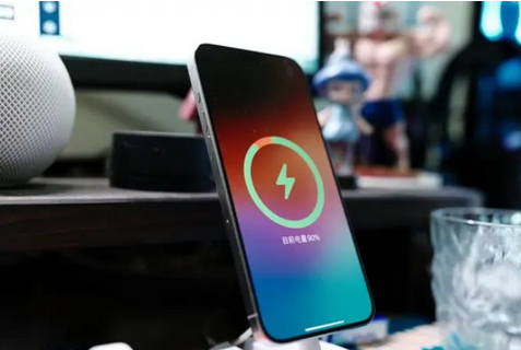 华南热作学院苹果15换屏服务分享用什么充电器给iPhone15充电更好 